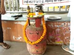 Sonbhadra News: महंगाई के खिलाफ सपा का अनोखा विरोध प्रदर्शन, गैस सिलेंडर को पहनाया माला और उतारी आरती