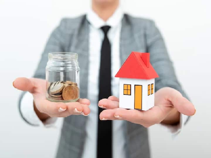 Property Buy Tips: घर खरीदने में किसी भी व्यक्ति के जीवन की सारी जमा पूंजी खर्च हो जाती है. ऐसे में किसी तरह के प्रॉपर्टी में निवेश करने से पहले खरीदार को उससे जुड़ी सभी जानकारी जरूर ले लेनी चाहिए. अगर आप भी कोई नया घर, दुकान या फ्लैट खरीदने की प्लानिंग कर रहे हैं तो कुछ जरूरी बातों का ख्याल रखना बहुत जरूरी है.