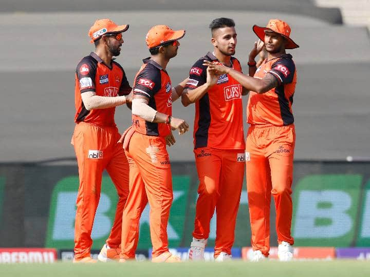 IPL 2022 In SRH vs PBKS match Bowler Umran Malik took Four wickets bowled maiden over with three wickets in an over Umran Malik : 'श्रीनगर एक्सप्रेस' उम्रान मलिकची वेगवान कामगिरी; अखेरच्या षटकात एकही धाव न देता तिघांना धाडलं माघारी