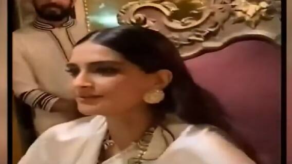 Sonam Kapoor attends Fashion Designer Abu Jani's birthday party | Hot News