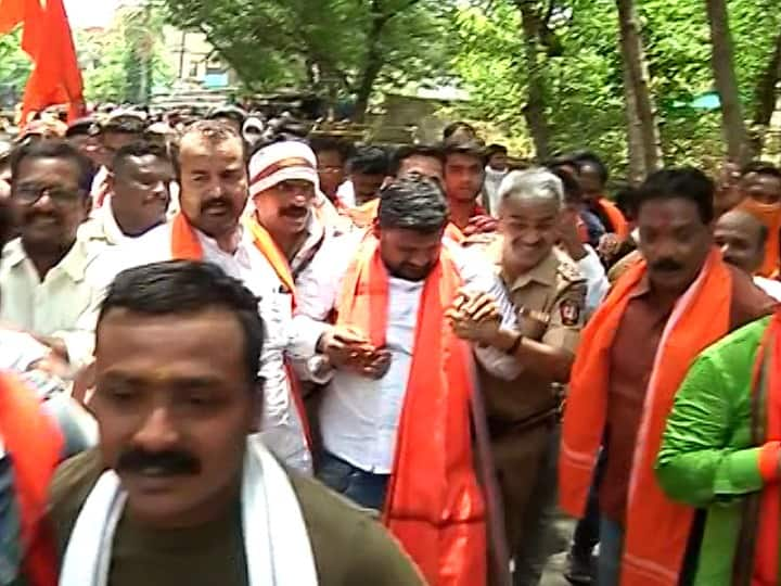 Amravati Breaking shivsaina protest in front of navneet rana and ravi rana house Navneet Rana : राणा दाम्पत्याविरोधात अमरावतीत शिवसैनिक आक्रमक; घरासमोर ठिय्या, नवनीत राणा म्हणतात...