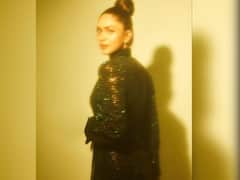 In Pics : अभिनेत्री मृणाल ठाकूरचं ब्लॅक सूटमध्ये फोटोशूट; इन्स्टावर शेअर केले फोटो