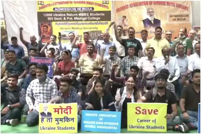 Ukraine Returned Students Congregate At Delhi's Jantar Mantar, Seeks Admission To Indian Institutes Ukraine Returned Students Congregate At Delhi's Jantar Mantar, Seeks Admission To Indian Institutes