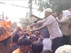 UP: नोएडा में निकली शोभा यात्रा में दिखा भाईचारा, मुस्लिम समाज के लोगों ने बांटे जूस और कोल्डड्रिंक