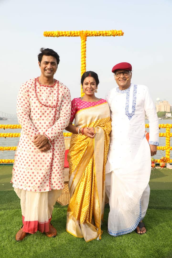 সঞ্চালনার দায়িত্ব সামলেও দেব নাচ, গান ও আড্ডায় জমিয়ে দিয়েছেন সম্পূর্ণ অনুষ্ঠান।