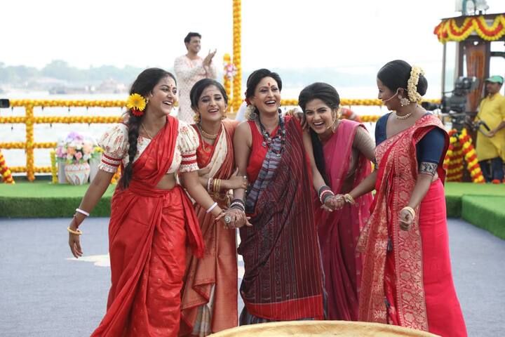 গঙ্গাবক্ষে ভেসে যেতে যেতে একঝাঁক তারকাদের নিয়ে নাচে গানে বাংলা নববর্ষের উদযাপন টেলিভিশনে এই প্রথমবার।