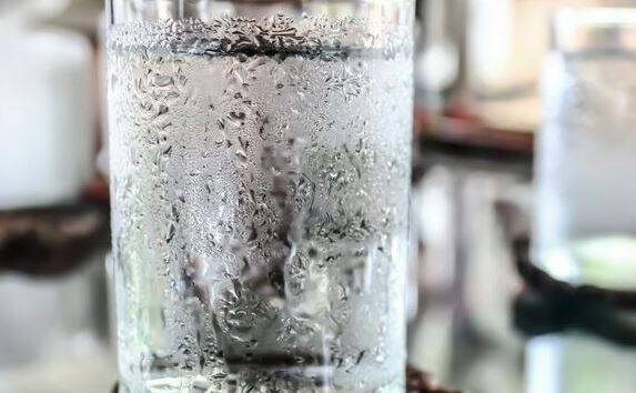 drinking cold water in summer ઉનાળામાં ફ્રિજનું ઠંડુ પાણી પીવાથી થઈ શકે છે આ ગંભીર સમસ્યા