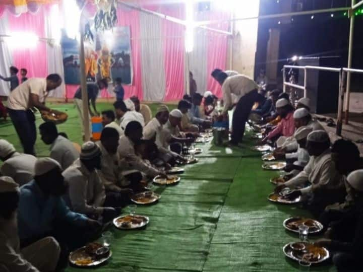 dinner for Muslims brother in Patoda village at Beed Harinam Week    हरिनाम सप्ताहात रोजेदार मुस्लिम बांधवांसाठी पंगत, बीडमधील पाटोद्यात गावकऱ्यांनी जपला सामाजिक एकोपा   