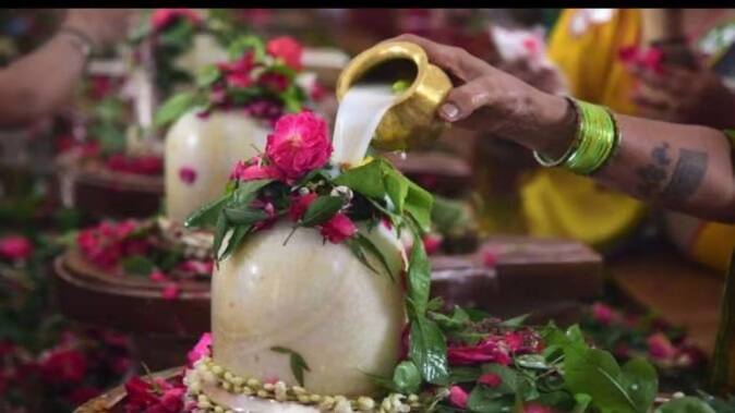 શાસ્ત્રો અનુસાર સોમવારે દહીં, સફેદ વસ્ત્ર, દૂધ અને ખાંડનું દાન કરવું શ્રેષ્ઠ માનવામાં આવે છે. એવું કહેવાય છે કે આ વસ્તુઓનું દાન કરવાથી ભગવાન ભોલેનાથ તેમના ભક્તો પર પ્રસન્ન થાય છે અને તેમને ઇચ્છિત વરદાન આપે છે.