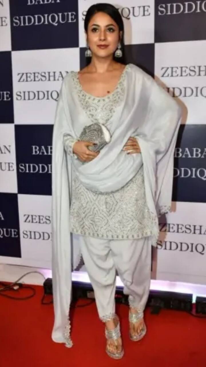 ਕਿਸੇ ਨੇ ਸੋਚਿਆ ਵੀ ਨਹੀਂ ਸੀ ਕਿ ਪੰਜਾਬ ਤੋਂ ਆਈ ਇਹ ਕੁੜੀ ਇੱਕ ਦਿਨ ਸੋਸ਼ਲ ਮੀਡੀਆ 'ਤੇ ਰਾਜ ਕਰੇਗੀ। ਉਂਝ ਸਨਾ ਇਨ੍ਹਾਂ ਦਿਨੀਂ ਆਪਣੇ 'ਗਲੈਮਰਸ ਰੂਪ' ਨਾਲ ਇੰਟਰਨੈੱਟ 'ਤੇ ਸੁਰਖੀਆਂ ਬਟੋਰ ਰਹੀ ਹੈ।