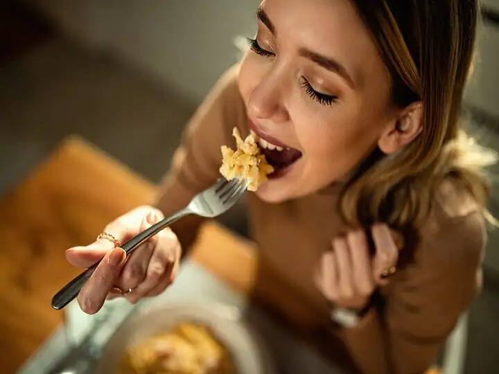 Health tips late night meal disadvantage Health tips : रात्री उशिरा खाण्याची सवय आरोग्यासाठी ठरू शकते घातक, 'या' समस्या उद्भवू शकतात