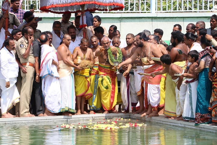 ఒంటిమిట్ట కోదండరామస్వామి వారి వార్షిక బ్రహ్మోత్సవాల్లో చివరి రోజైన సోమవారం ఉదయం ఆలయ ప్రాంగణంలోని పుష్కరిణిలో చక్రస్నానం (అవభృథోత్సవం) నేత్రపర్వంగా జరిగింది. విశేష సంఖ్యలో భక్తులు పాల్గొని పుణ్యస్నానాలు ఆచరించారు.
