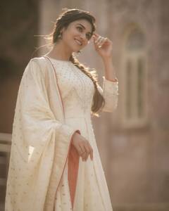 Actress Indhuja: மேனிக்குள் காற்று வந்து மெல்லத் தான்.. நடிகை இந்துஜா லேட்டஸ்ட் க்ளிக்ஸ் !