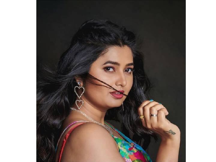 नुकतेच तिने सोशल मीडियावर मल्टीकलर स्लीट गाऊनमधील काही फोटो शेअर केले आहेत.