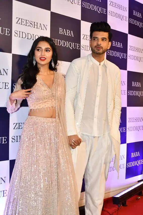 तेजस्वी प्रकाश आणि करण कुंद्रा या चर्चित जोडीने पार्टीला हजेरी लावली.