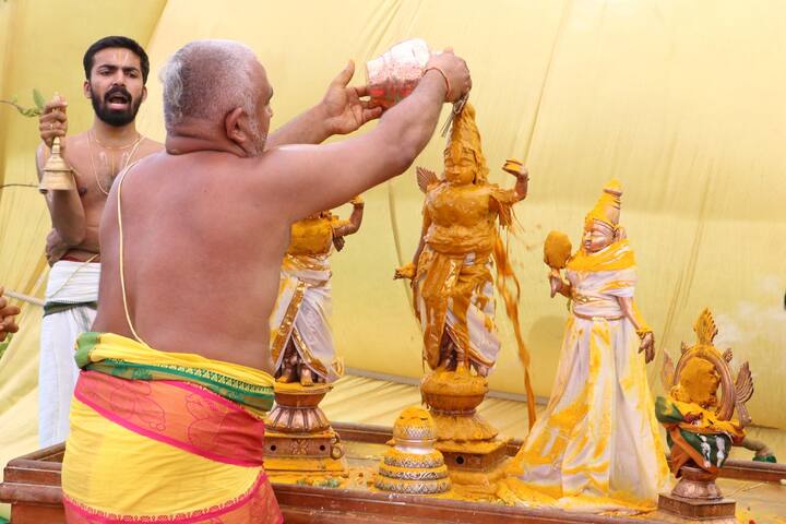 ఈ సందర్భంగా ఆలయంలో ప్రత్యేక కార్యక్రమాలు నిర్వహించారు. ముందుగా ఉదయం 4.00 గంటలకు సుప్రభాతంతో స్వామివారి మేల్కొలిపి ఆలయ శుద్ధి, ఆరాధన నిర్వహించారు