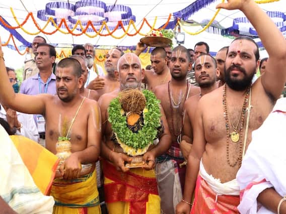 In Pics : వైభవంగా ఒంటిమిట్ట కోదండరాముడి చక్రస్నానం In Pics : వైభవంగా ఒంటిమిట్ట కోదండరాముడి చక్రస్నానం