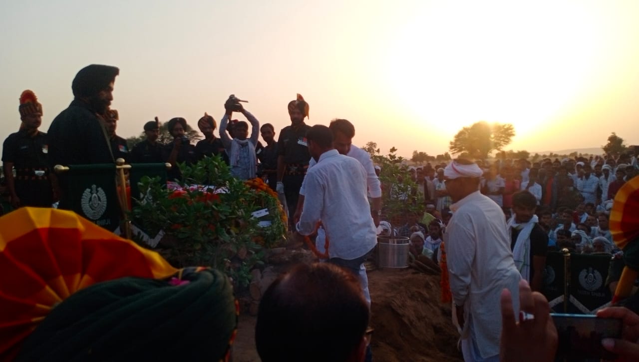 Dausa News: शहीद का पार्थिव शरीर पहुंचने पर उमड़ा लोगों का हूजूम, नम आंखों से दी अंतिम विदाई
