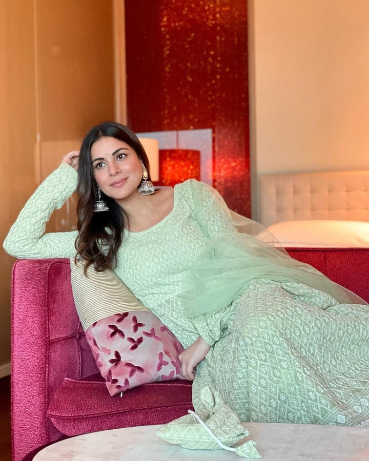 इसके बाद से वह सोशल मीडिया पर भी काफी एक्टिव हैं और अक्सर फैंस के साथ खुद से जुड़ीं तस्वीरें व वीडियो साझा करती रहती हैं.