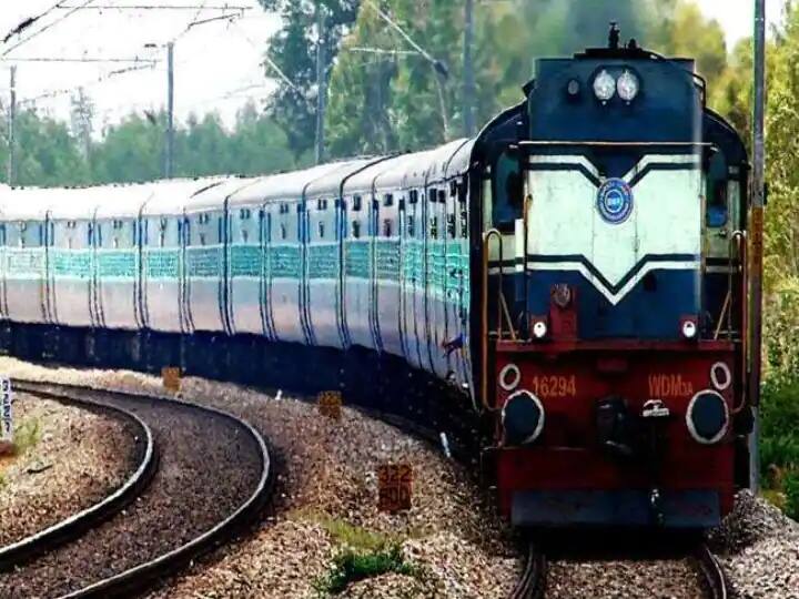 UP News Memu train started between Etawah and Phaphund, BJP MP flagged off ann UP News: इटावा से फफूंद के बीच सफर होगा और आसान, व्यापारियों को होगा बड़ा फायदा