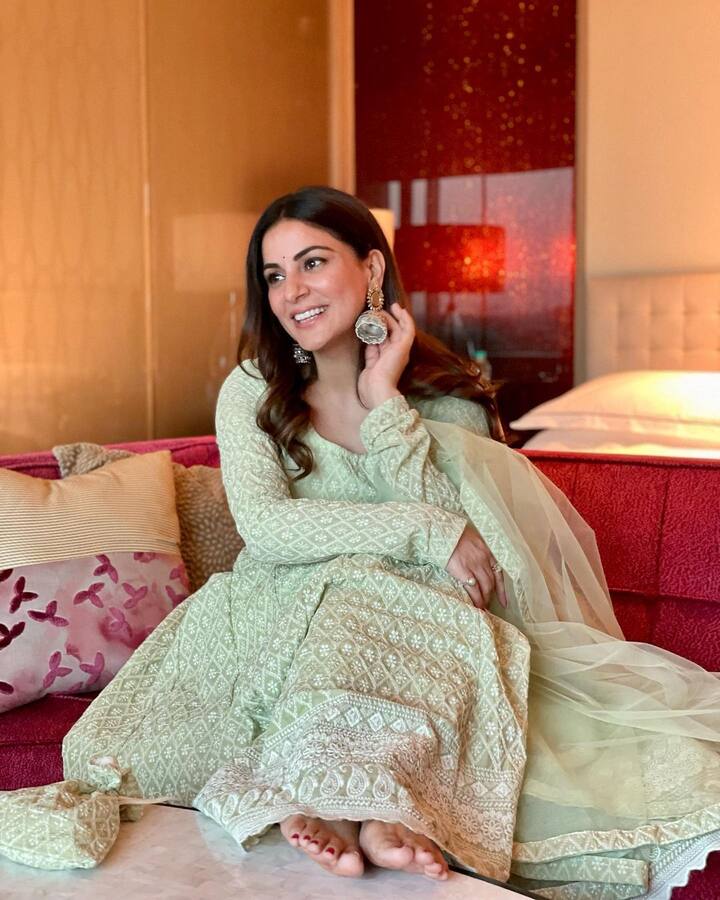 इसके बावजूद तस्वीरों में वह बेहद ही गॉर्जियस लग रही हैं. खुले बालों में सोफे पर बैठीं श्रद्धा ने अपना लुक को काफी सोबर रखा है. उनकी हर अदा फैंस के दिलों को घायल करने के लिए काफी है.
