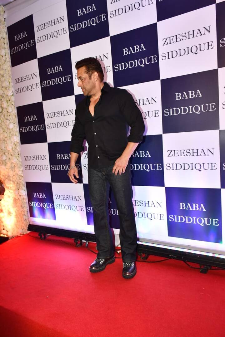 बाबा सिद्दीकी की इफ्तार पार्टी में सलमान खान भी ब्लैक शर्ट, ब्लैक जींस और ब्लैक शूज़ में काफी हैंडसम दिखे.