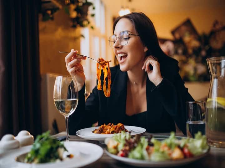 Health Tips Know about the Late Night Meal Disadvantage on health Health Tips: देर रात खाने की आदत आपको कर सकती है बीमार, हो सकती हैं यह परेशानियां