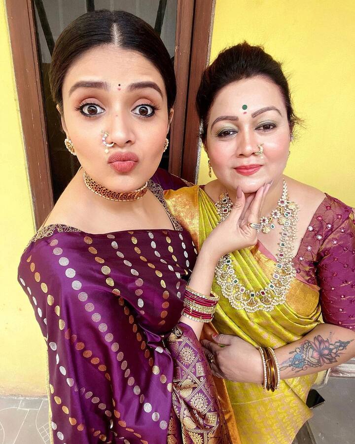 అమ్మానాన్న తమ్ముడితో కలిసి ఆమె తీయించుకున్న ఫోటోలు అభిమానులకు కనుల విందు చేస్తున్నాయి. -Image credit: Sreemukhi/Instagram