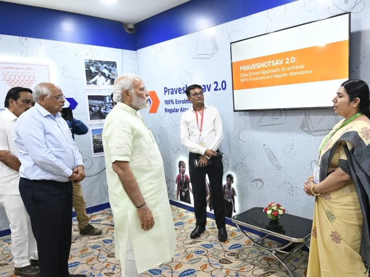 Prime Minister Modi spoke to the students on Gujarat tour technology should not be used but away from social life गुजरात दौरे पर छात्रों से बोले PM- टेक्नॉलजी का इस्तेमाल जरूरी, लेकिन सामाजिक जीवन से नहीं हों दूर