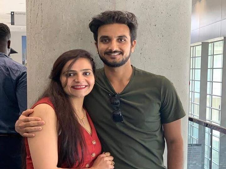 Harshal Patel sister dies During RCB vs MI Match Royal Challengers Bangalore Pacer shares Emotional Post about sister Harshal Patel Sister Death : 'जीवनातील प्रत्येक सुख-दु:खात तुझी आठवण येईल', बहिणीच्या निधनानंतर हर्षल पटेलची भावुक पोस्ट