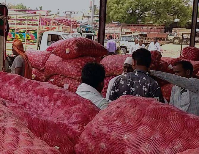 पैठणच्या बाजार समितीत कांद्याला 100 रुपये क्विंटल हा नीचांकी भाव मिळाल्याने शेतकरी हवालदिल झाले आहेत.