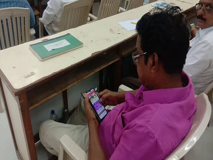 Officers drowned on cell phones during a public protest in Thiruvarur திருவாரூரில் நடந்த மக்கள் குறைத்தீர் கூட்டத்தில் செல்போனில் மூழ்கிய அதிகாரிகள்