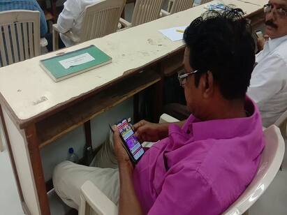 Officers drowned on cell phones during a public protest in Thiruvarur திருவாரூரில் நடந்த மக்கள் குறைத்தீர் கூட்டத்தில் செல்போனில் மூழ்கிய அதிகாரிகள்