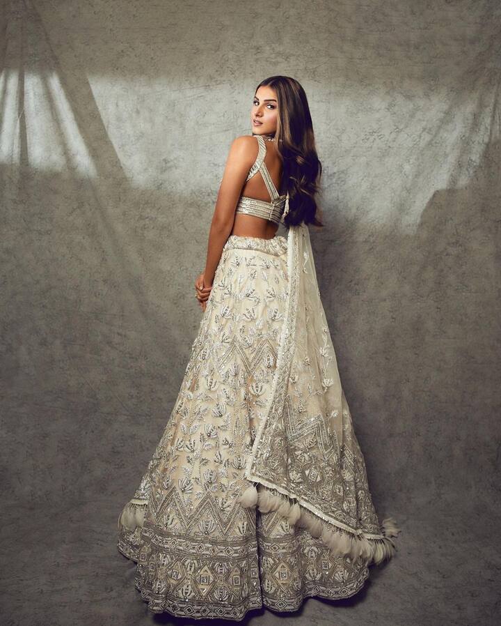 तारा सुतारियाला जेव्हा-जेव्हा संधी मिळते तेव्हा ती लेहेंगा घालून दिसते. तिची सडपातळ कंबर फ्लॉंट करताना तारा खूप सुंदर दिसते.(फोटो :tarasutaria/ig)