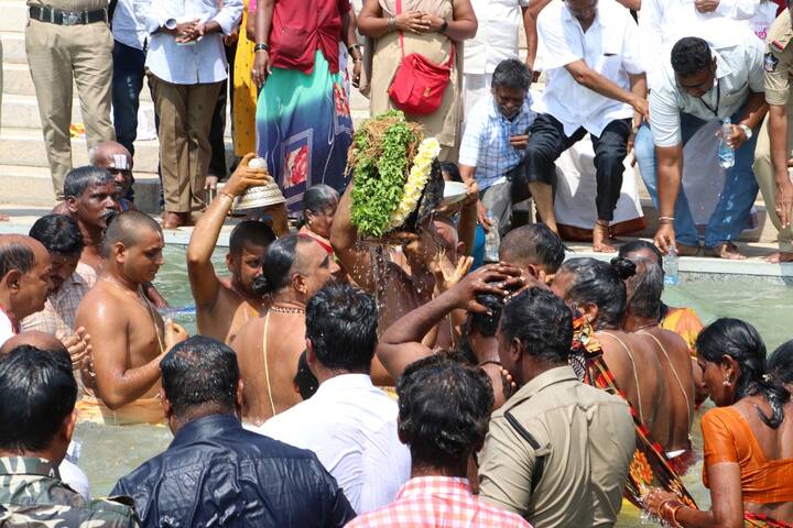 ఒంటిమిట్ట కోదండరామస్వామి వారి వార్షిక బ్రహ్మోత్సవాల్లో చివరి రోజైన సోమవారం ఉదయం ఆలయ ప్రాంగణంలోని పుష్కరిణిలో చక్రస్నానం (అవభృథోత్సవం) నేత్రపర్వంగా జరిగింది. విశేష సంఖ్యలో భక్తులు పాల్గొని పుణ్యస్నానాలు ఆచరించారు.