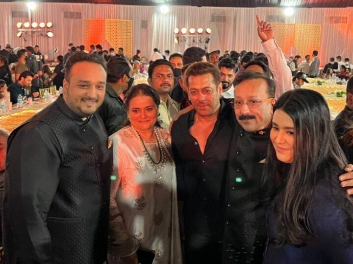 baba siddiqui iftar party salman khan arbaz khan salim khan Shah Rukh Khan attend iftar party Baba Siddiqui Iftar Party : काँग्रेस नेते बाबा सिद्दीकींची इफ्तार पार्टी; सलमान, शाहरूखसह दिग्गज सेलिब्रिटींची उपस्थिती