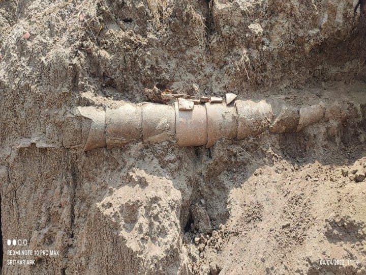 Discovery of a borehole with a Sangam term catheter on the banks of the Kritumal River நரிக்குடி அருகே கிருதுமால் ஆற்றங்கரையில் சங்க கால வடிகுழாயுடன் கூடிய உறைகிணறு கண்டுபிடிப்பு