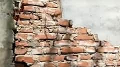 Hamirpur: दंबंगों ने गेस्ट हाउस की गिराई दीवार, दबंगों की करतूत सीसीटीवी कैमरे में हुई कैद