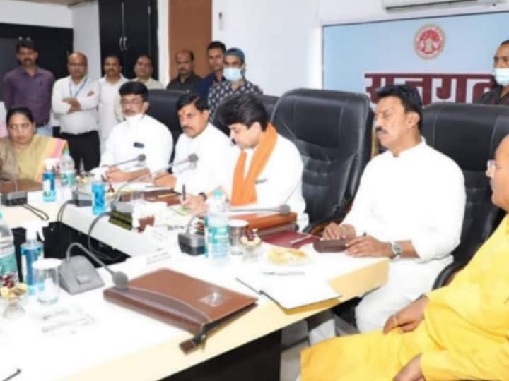 Rajgarh Madhya Pradesh Union Minister Jyotiraditya Scindia reviews development works and schemes ANN Rajgarh: केंद्रीय मंत्री ज्योतिरादित्य सिंधिया बोले- कुपोषण मिटाने के लिए चले अभियान, अधिकारियों को दिए ये निर्देश