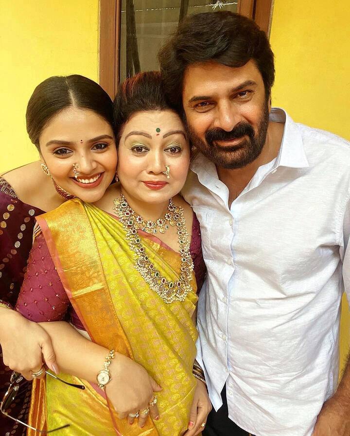 శ్రీముఖి ఫ్యామిలీ ఫోటోలు  -Image credit: Sreemukhi/Instagram