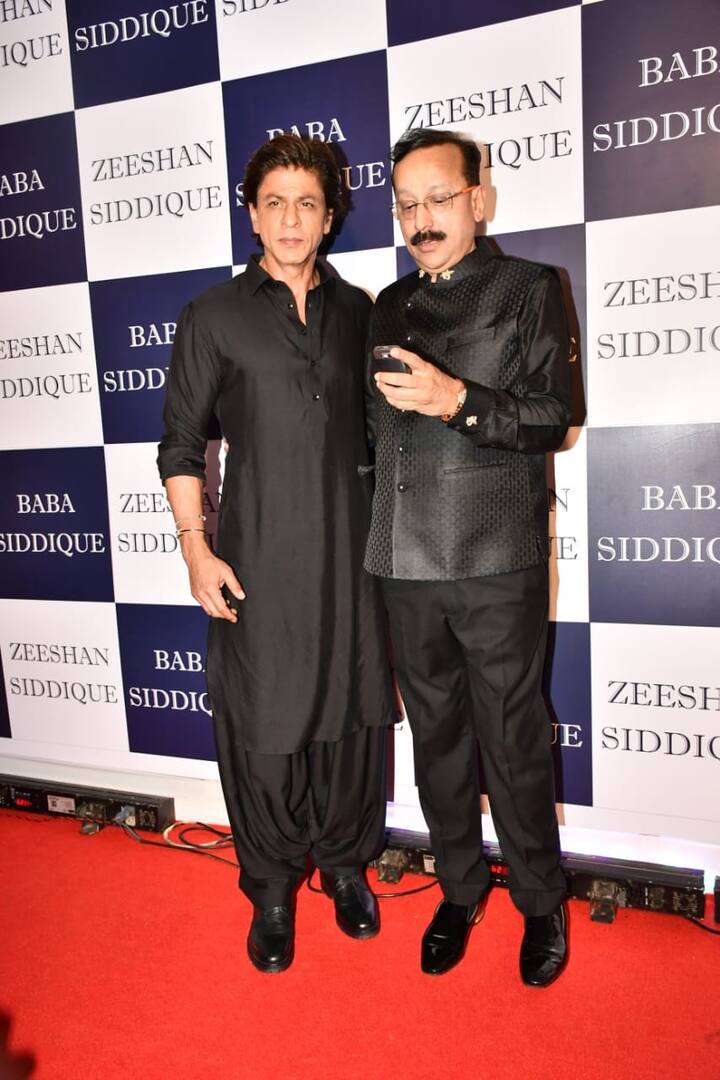 इस मौके पर शाहरख ख़ान ब्लैक पठानी सूट में पहुंचे जिसमें वो काफी डैशिंग लग रहे थे.