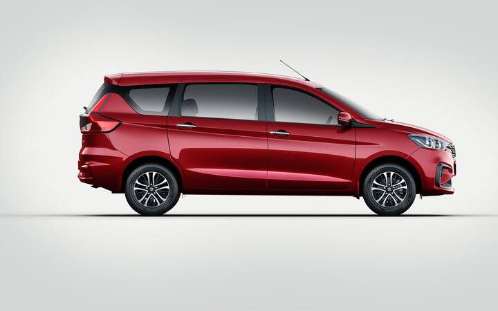 Maruti Suzuki Ertiga-র দাম LXi ভ্যারিয়েন্টের ক্ষেত্রে 8.35 লক্ষ টাকা থেকে শুরু হয়েছে। এর AT ZXi-এর জন্য ক্রেতাকে দিতে হবে 12.79 লক্ষ টাকা৷ CNG সহ VXi-এর দাম রাখা হয়েছে 10.44 লক্ষ টাকা। তবে CNG সহ ZXI-এর দাম 11.54 লক্ষ টাকা রেখেছে কোম্পানি। এই সব মূল্যই গাড়ির এক্স শোরুম প্রাইস।