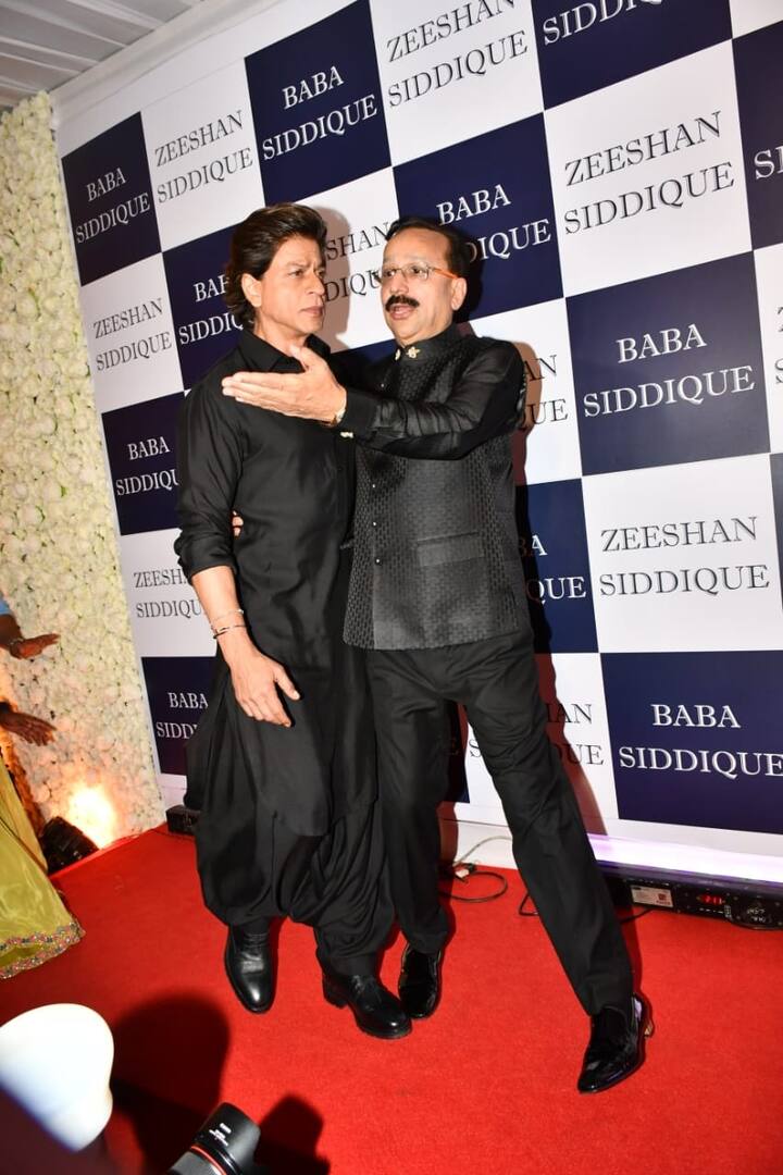 शाहरुख लंबे समय से पैपराज़ी से दूर हैं, बहुत वक्त बाद उन्हें किसी पार्टी में शरीक होते देखा गया. हालांकि इससे पहले वो हाल ही में रणबीर कपूर और आलिया भट्ट की रिसेप्शन पार्टी में भी शरीक हुए थे.