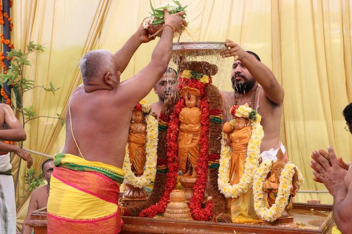 ఇందులో సీతారామ లక్ష్మణ సరసన చక్రత్తాళ్వార్లు పాలు, పెరుగు, తేనె, పసుపు, చందనంలతో అభిషేకాలు అందుకుని ప్రసన్నులయ్యారు. అనంతరం అర్చకులు వేదమంత్రోచ్ఛారణ నడుమ శాస్త్రోక్తంగా చక్రస్నానం నిర్వహించారు.
