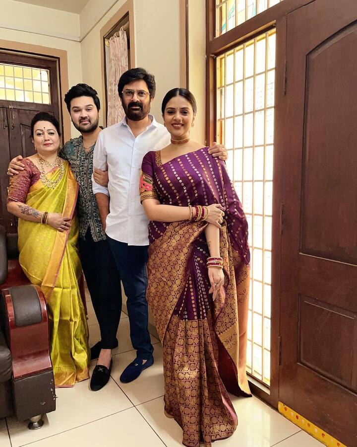 తల్లిదండ్రులతో కలిసి శ్రీముఖి ఫోటో సెషన్ -Image credit: Sreemukhi/Instagram