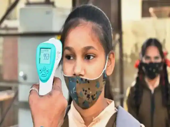 Noida Corona Update: नोएडा में लगातार बढ़ रहे कोरोना के मामले, जानें डीएम ने क्यों कहा- 'अभी घबराने की नहीं है जरूरत'