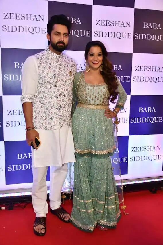 अभिनेत्री मोनालिसा तिच्या खास अंदाजात दिसली.