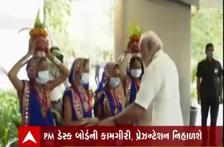 Gandhinagar PM Narendra modi showered flowers on Girls who are standing to welcome PM Modi PM નરેન્દ્ર મોદીએ તેમના સ્વાગત માટે ઉભેલી યુવતીઓ ઉપર જ કરી પુષ્પવર્ષા, જુઓ વીડિયો