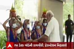 PM નરેન્દ્ર મોદીએ તેમના સ્વાગત માટે ઉભેલી યુવતીઓ ઉપર જ કરી પુષ્પવર્ષા, જુઓ વીડિયો
