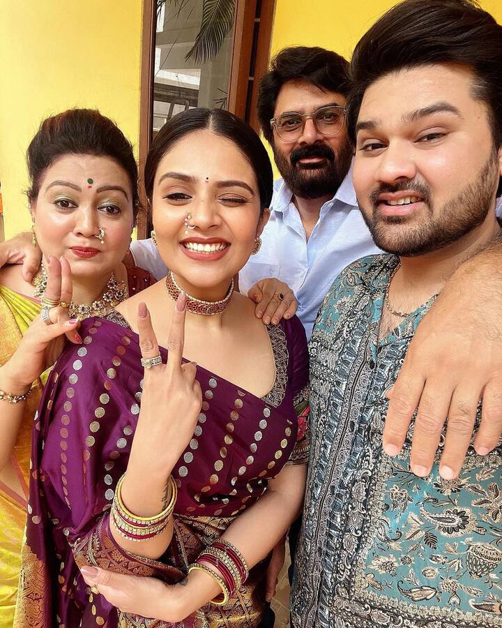శ్రీముఖి ఫ్యామిలీ ఫోటోలు  -Image credit: Sreemukhi/Instagram